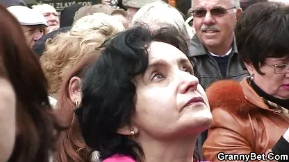 Aceasta este prima dată femei goale gratis când o fată obraznică cu un tatuaj face sex cu o bandă.