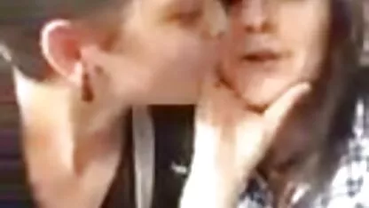 Vezi Vezi Vezi vie lateral în pat cu fete goale