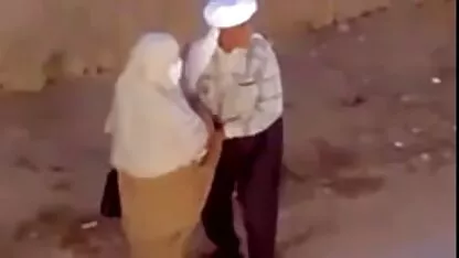 Fata l-a trezit pe băiat cu vreau femei goale limba