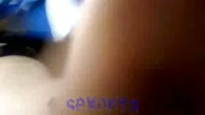 Fata fara chilotei trece de femei goale futute la piscină