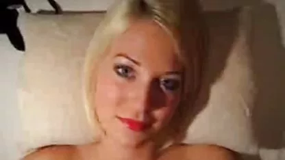 Îi place să mănânce. fete goale pe net