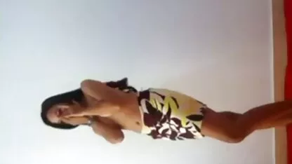 Blonda jucăușă chat cu femei goale este gata să se arate sub fusta ei.