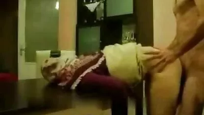 Soția în pat mănâncă și și-o foto femei goale trage