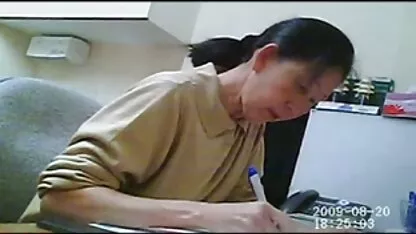 Doi medici examinează o femeie filme cu femei goale gratis subțire și goală.