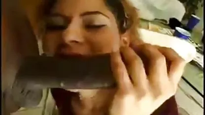 Masajul l-a adus pe bărbat la cocoșul său și l-a pus pe scenă. femei goale care se fut
