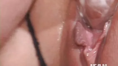 Fute imagini cu femei gole o fata pe canapea