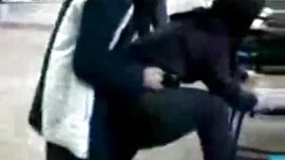 După ce porumbeii au căzut în mâinile unei prietene lesbiene și femei goale singure au curățat