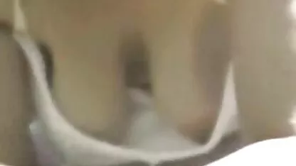 Ea videochat cu femei goale a pornit un vibrator galben și a ajuns cu o păsărică futut.