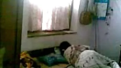 Fuste femei dezbrăcate goale și cămăși strânse au arătat stilul de striptease
