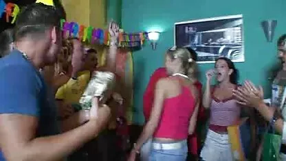 Un om ajută să spele cutia înainte de fete goale nud blestem