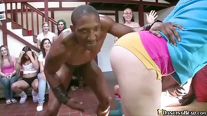 Slabanoage cu Tate gagici goale mari in cur nenorocit