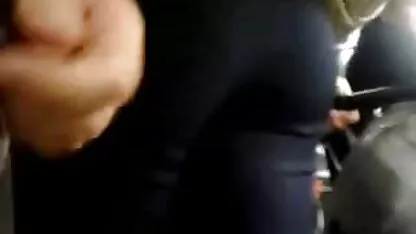 O femeie porno cu femei goale frumoasă, cu o păsărică urâtă, se aruncă pe o canapea neagră.