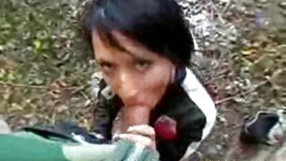 O bătrână a luat un sclav femei cu țîțele goale să-l controleze.