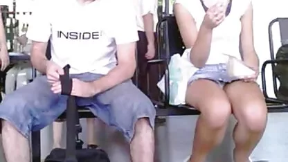 Femeia fete goale la piscina îi place să joace video.