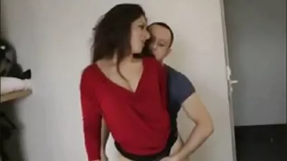 O fată drăguță femei in titele goale suflă goală și face un duș.