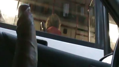 Vezi cu o fată femei în țîțele goale în rochie erotică