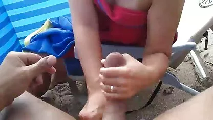 Păsărică și pieptul ei cele mai sexi femei goale s-au transformat într-un solar.