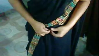 Cavalier femei goale in public fascinează fata cu un membru și dildo-uri