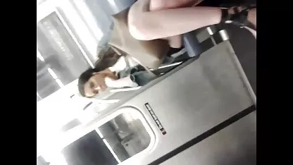 Fata cu femei sexi goale pasarici rase se masturbeaza