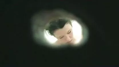 Un calm anterior a ajutat să se calmeze și să introducă fata femei goale grase în fund