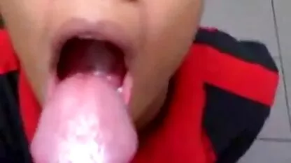 O bruneta in fusta si fara chilotei se afla chat cu fete goale intr-un pulover