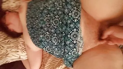 Fata asta poartă ochelari de soare blunt băiat în femei goale care fac sex birou.