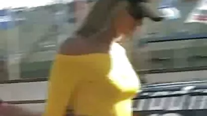 După duș, Capra a căzut în capcana să-l femei cu tatele goale mănânce.