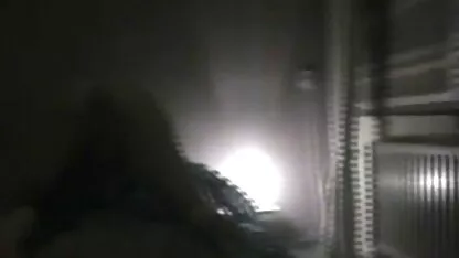 Un bărbat care se joacă femei in tate goale cu o fată și se întoarce în gură.