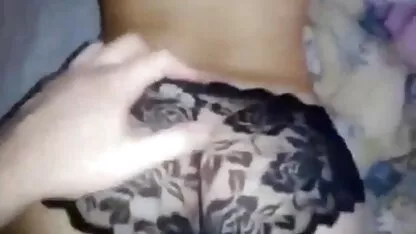 Sampon femei cu tatele goale pe pasarica