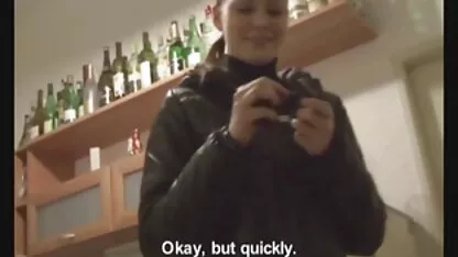 Frumoasă doamnă atinge pisicile pe femei goale sex trepte
