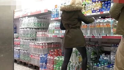 Aproape plantat fete goale la tv din spatele limbii