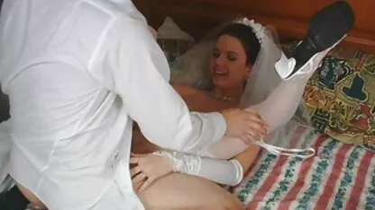 Bronzare la femei in titele goale piscină
