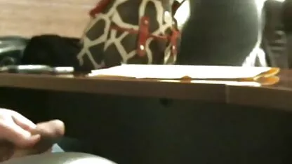Fata s-a prefăcut că atinge și atinge fundul ei de ambele cele mai sexi femei goale părți.