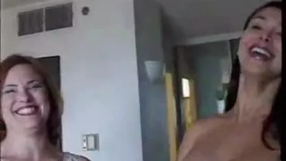 Pieptoase sotia femei in pizdagoala se fute cu dovleac în piscină