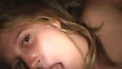 Tipul de sex femei goale la guyebcam într-o fustă îi dă femeii o gură.