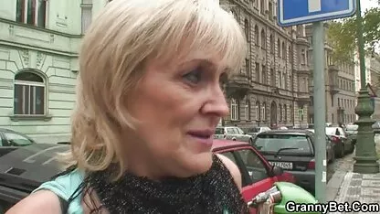 Femeia și fete goale plaja cămila ei