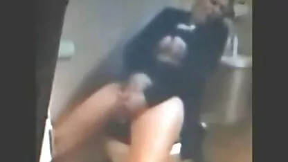 Fata în femei goale goale roz cum fericit în fața privitorului