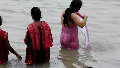 Oreorelka a mers la baie și și-a înșelat soțul cu un bărbat femei nud pe plaja gri.