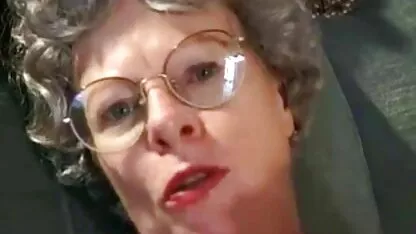 Femeie tânără mănâncă pe porno cu femei goale buze