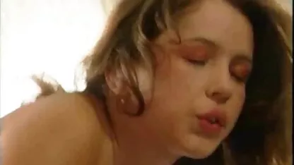 Bruneta încearcă o pula mare femei goale dezbrăcate