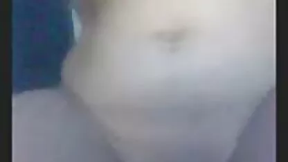 Prietena întins pe masa de bucătărie femei goale dezbrăcate curat între picioare