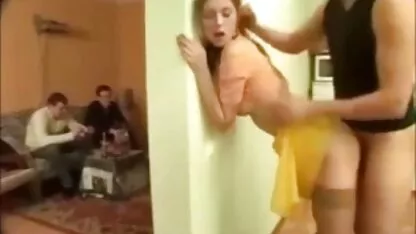 Capra este blocată în șosete pe femei goale nud canapea.