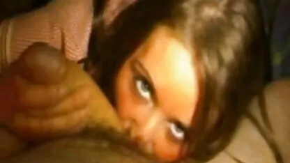 Trei lesbiene cu un femei goale in pat vibrator și o sticlă.
