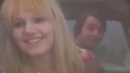 Relaxați-vă muzica cu fete goale cu unul dintre antrenorii de culturism.