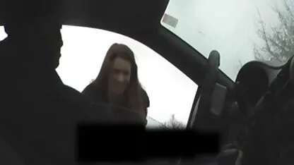 După ce a sărit în bucătărie, puiul femei goale grase s-a masturbat cu degetele.