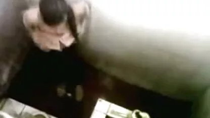 Și-a pus soția și prietenul în două femei goale video găuri, s-a prefăcut