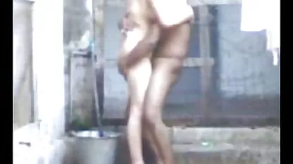 Body wash și videochat cu femei goale piercing în camera ascunsă în baie