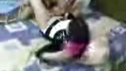 Un antrenor lesbian colaborează cu clientul consecvent. femei goale pusca