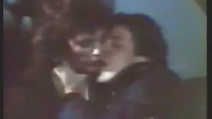 Mireasa pe femei goale in pat camera inseala sotul in rochie de mireasa