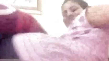 Bărbatul a fost separat femei goale blonde de partenerii săi maturi de grăsime în ciorapi.